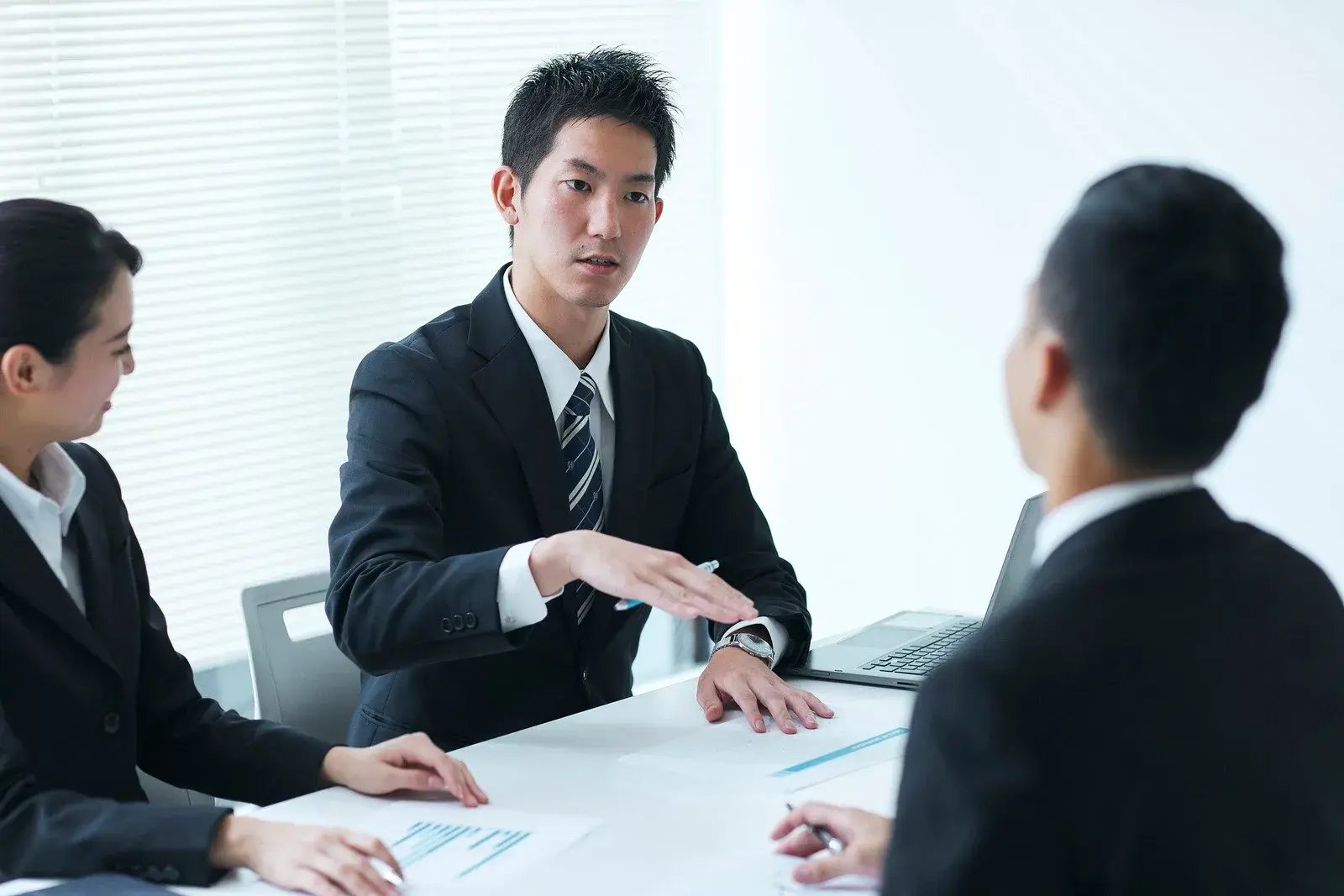 canva-business-meeting-discussio